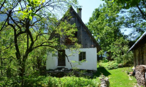 Bezgova Hišica Bovec